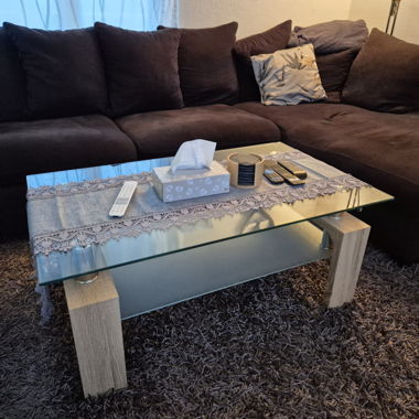 Table basse en verre avec étagère