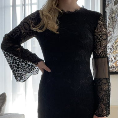 Spitzenkleid mit Rückenausschnitt