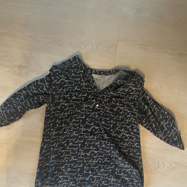 dunkle Bluse