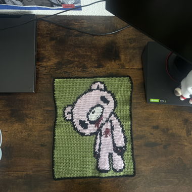 Tapisserie au crochet d’ourson morose
