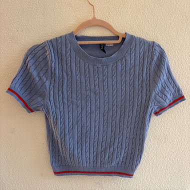 Haut en maille torsadée bleu