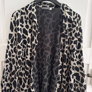 Leo-Bluse in silber und schwarz