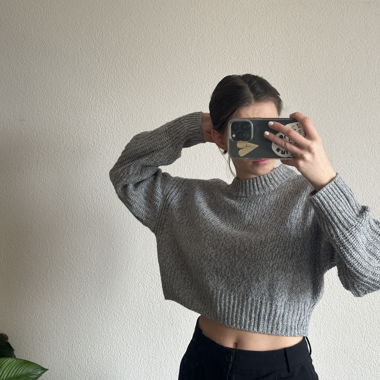 Grauer kurz geschnittener Strickpullover