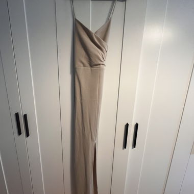Beiges Wickel-Maxikleid