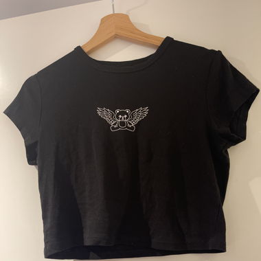 Schwarzes Crop top mit Bär mit Flügeln Aufdruck. 