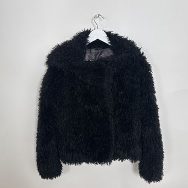 Schwarze Jacke aus Kunstfell
