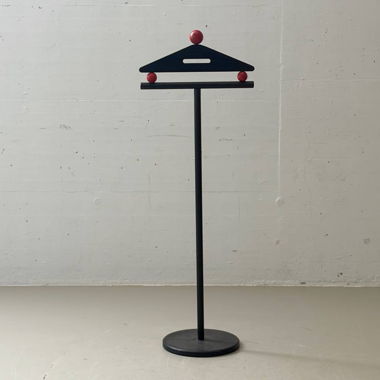 Garderobe in legno con dettagli a sfere rosse, 1980