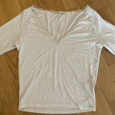 Top in pizzo a maniche lunghe