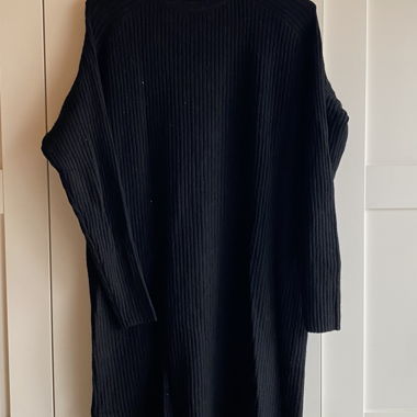 schwarzes Strickkleid