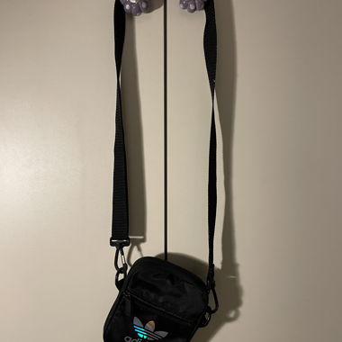 Adidas Crossbody Bag mit holografischem Logo
