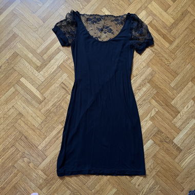 Abito nero con pizzo sulla schiena
