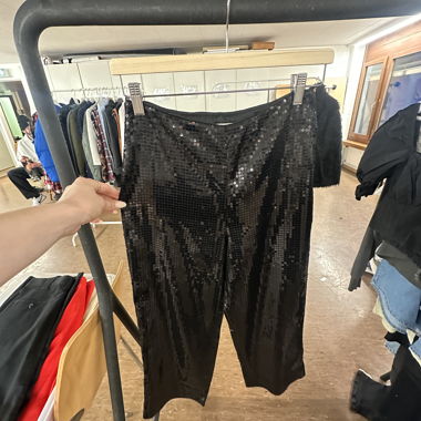 Pantaloni neri con paillettes H&M