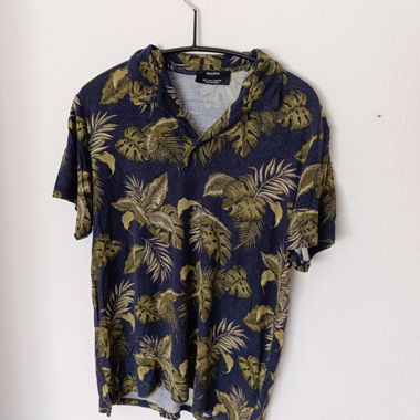 Bershka Shirt V-Neck mit Palmenprint