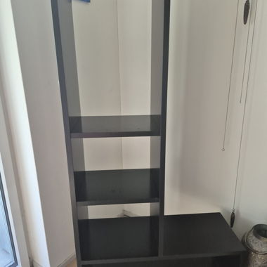 Schwarzes Regalsystem mit Stauraum