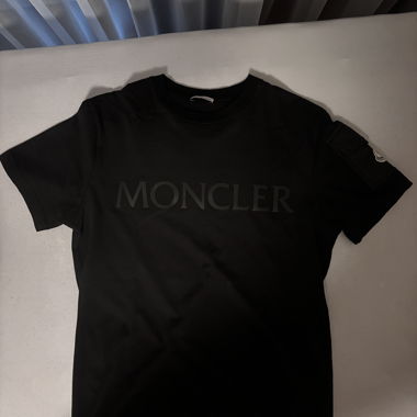 T-shirt Moncler noir avec poche sur la manche