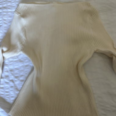 Top côtelé crème un peu décolleté sur les épaules