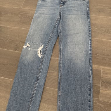 Ripped Jeans with Detail