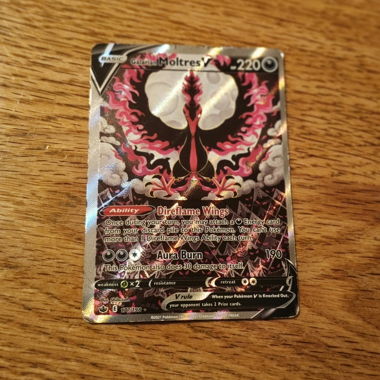 Carta Pokémon da collezione Galarian Moltres V