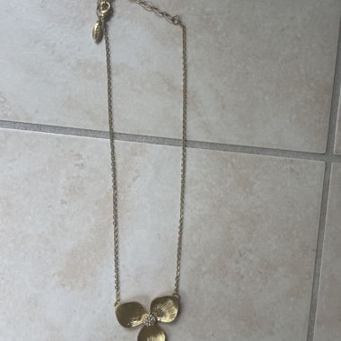 Collana di fiori dorati