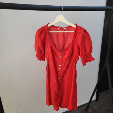 Vestito estivo rosso Zara con abbottonatura sul davanti
