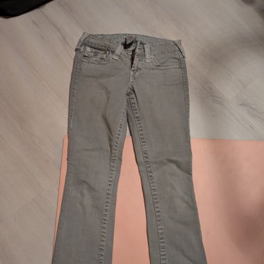 Graue Jeans mit grauen Nähten