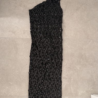 Robe noire à une épaule
