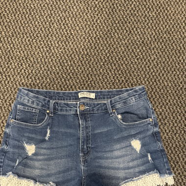 kurze Jeans mit Spitze