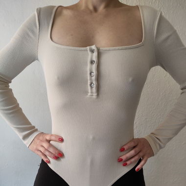 Weisser Body mit langen Ärmeln
