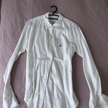 Blusa bianca con tasca sul petto