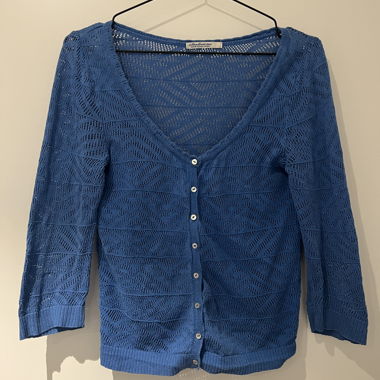 Blauer Lochstrick-Cardigan mit Knöpfen