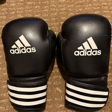 3 Paar Boxhandschuhe Adidas, Leone, Venum