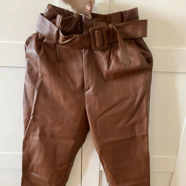 Schokobraune Lederhose mit Gürtel