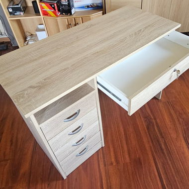 Schreibtisch in hellem Holz mit Schubladen