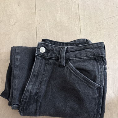 Lange schwarze Cargohose 