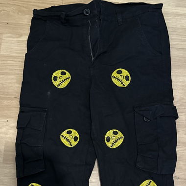Schwarze Hose mit Glitzer-Smileys  & Vibes