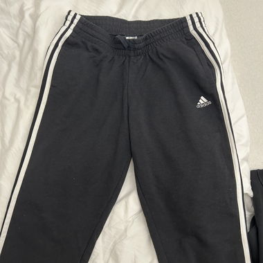 Adidas schwarze Trainingshose mit Streifen