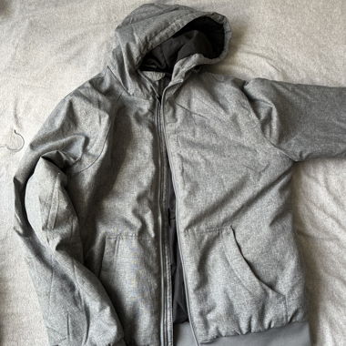 Felpa con cappuccio grigia con zip