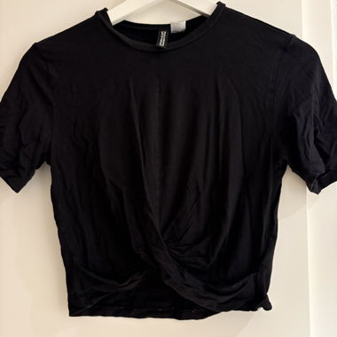Small black top, crop top