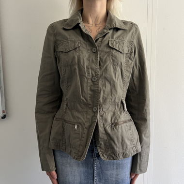 Khaki-grüne leichte Jacke