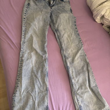 Blaue flared low waist jeans