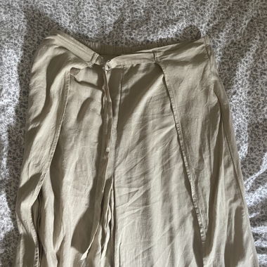 Fließende Hose (geteilte Beine)