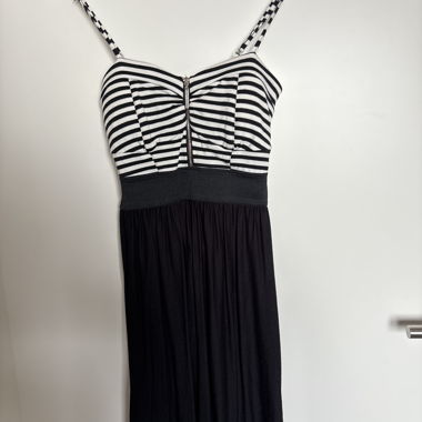 Vestito estivo con schiena scoperta