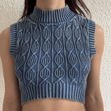 Top corto smanicato in maglia blu