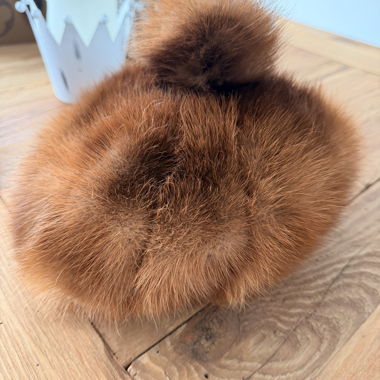 Cappello di pelliccia marrone con pon pon