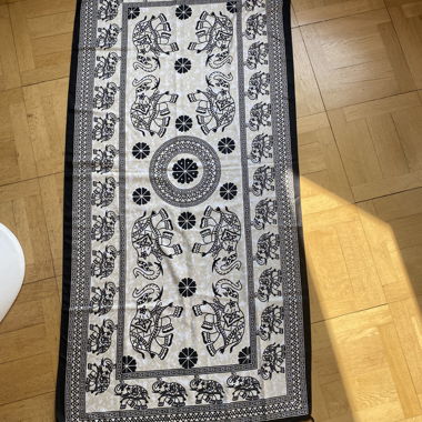 Schal mit Elefantenmotiv