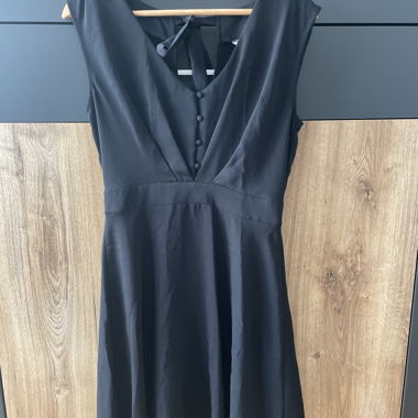 Robe noire sans manches