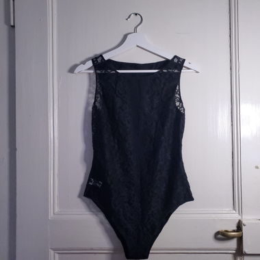Body noir col en V transparent