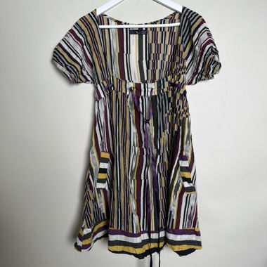 Gestreutes Tunika-Kleid