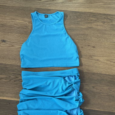 Blaues glitzer set mit top und rock mit cut outs