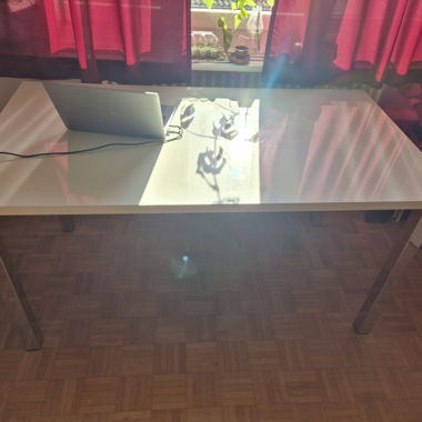 Tavolo da ufficio bianco con gambe in metallo